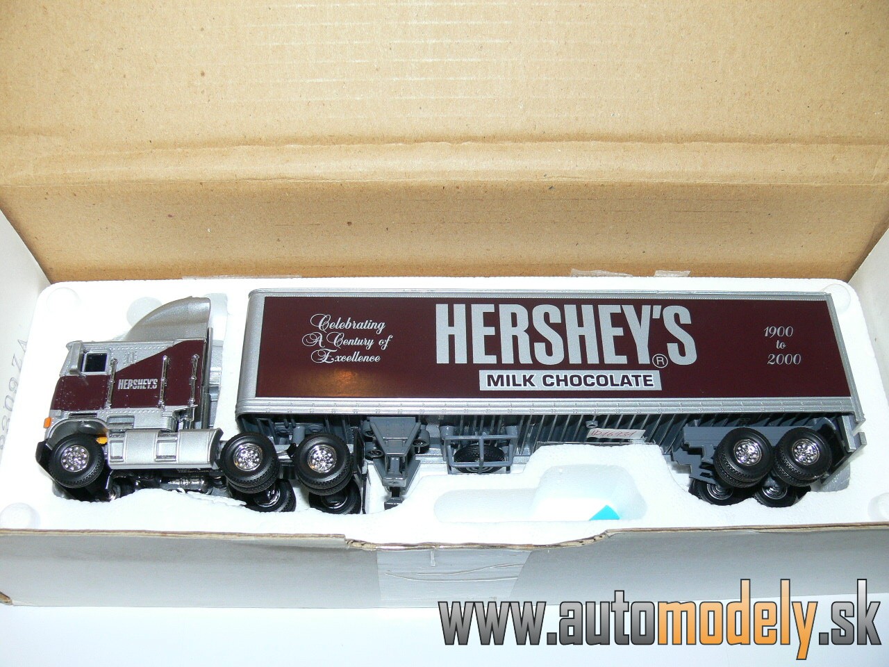 Matchbox DYM 38277 - Freightliner Truck C.D.E. Tractor Trailer. "Hershey's"