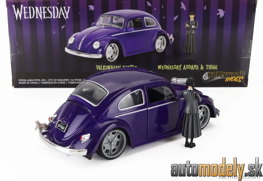 JADA - VOLKSWAGEN - BEETLE MAGGIOLINO CUSTOM WITH WEDNESDAY ADDAMS & THING FIGURE 1959 - 1:24