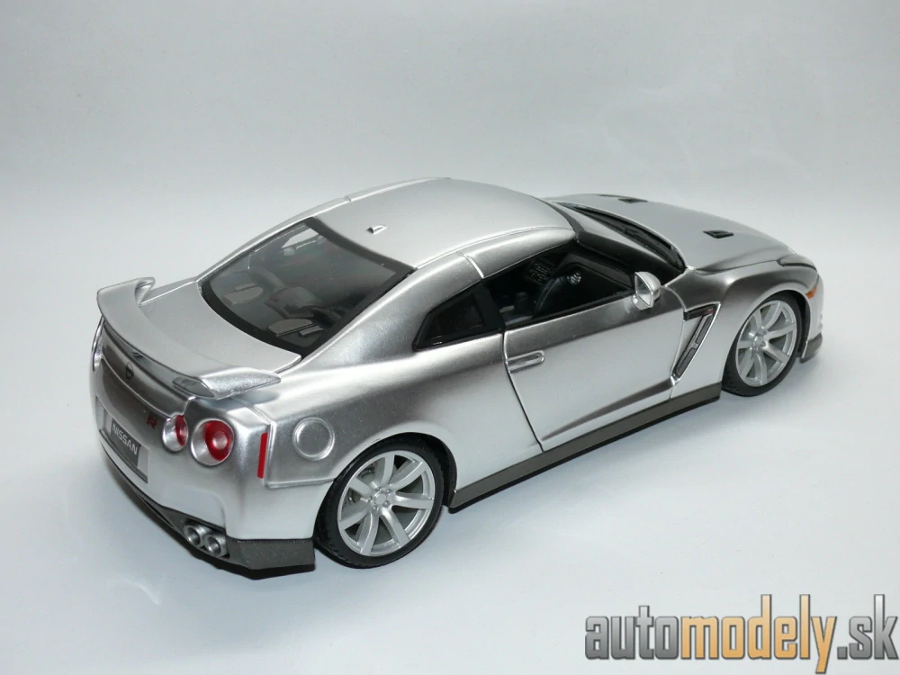 Burago - Nissan GT-R 2009 - 1:18