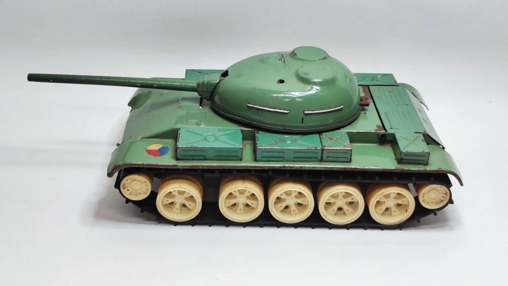Ites starý plechový tank