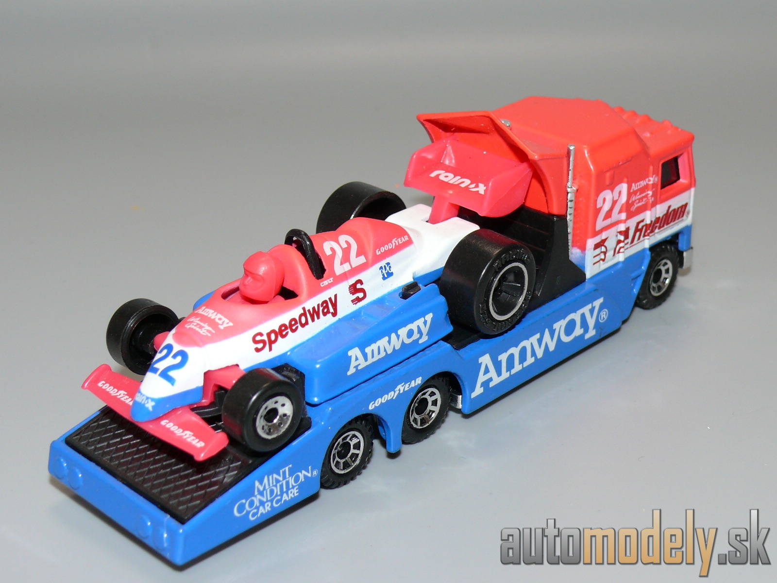 Matchbox - Kenworth Cabover Racing Transporter + Indy 500 Racer
