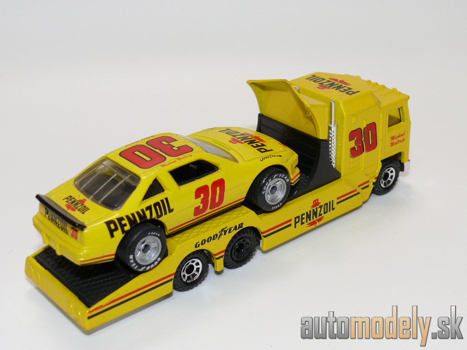 Matchbox - Kenworth Cabover Racing Transporter + Pontiac Grand Prix