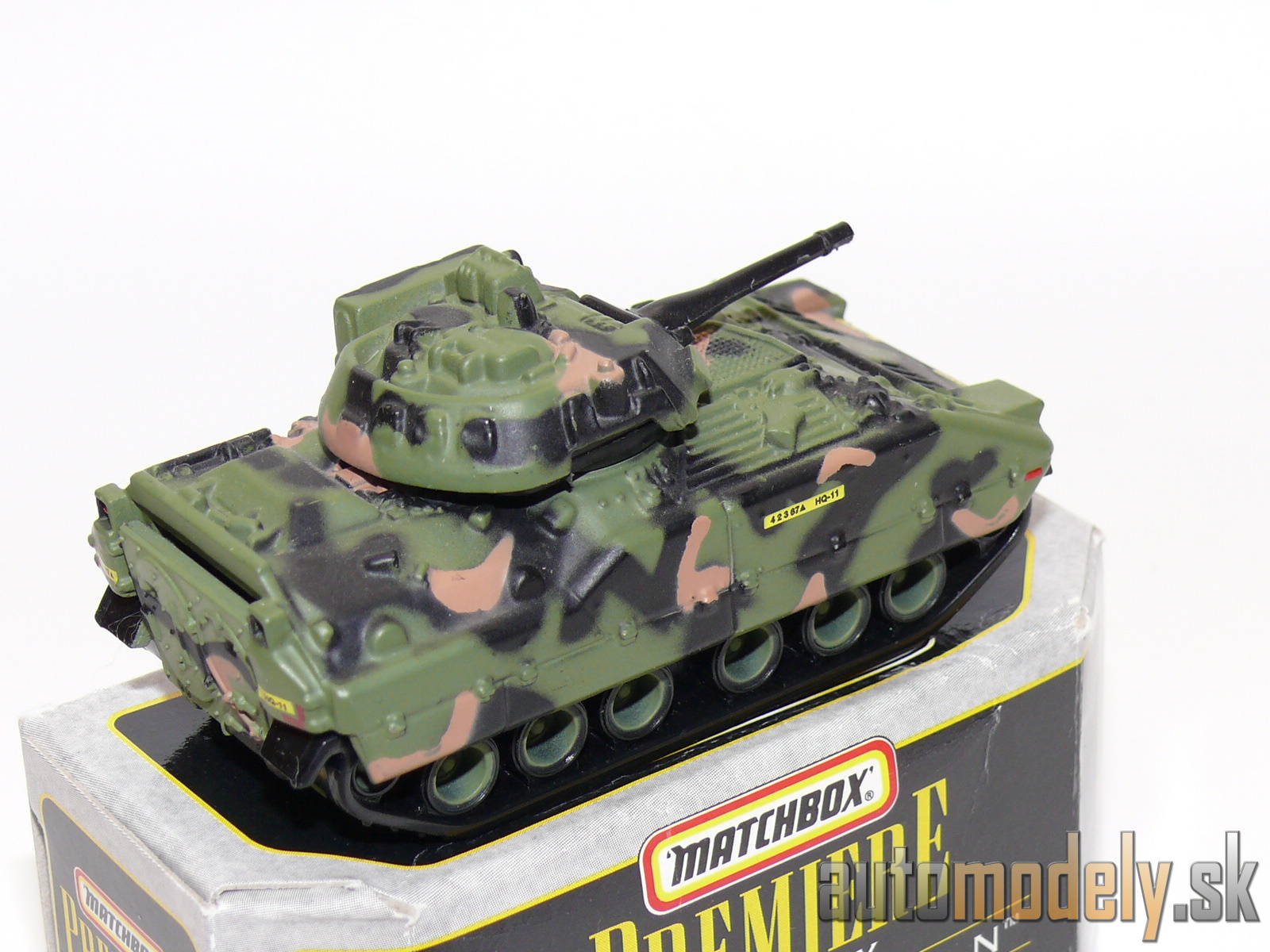 Matchbox Premiere Military Collection - Bradley M2 Fighting Vehicle - 1:98