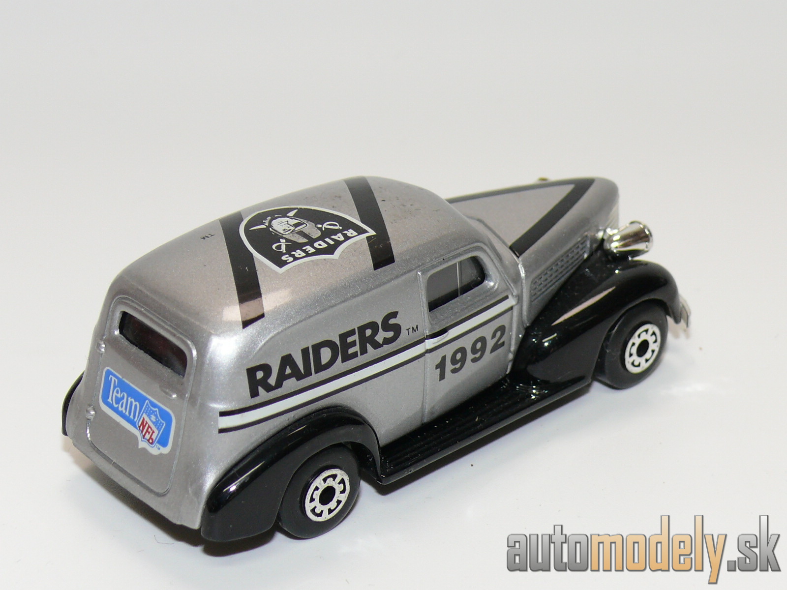 Matchbox - '39 Chevy Sedan Delivery "Raiders 1992 Team NFL" - 1:57