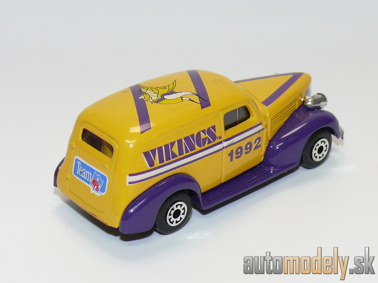 Matchbox - '39 Chevy Sedan Delivery "Vikings 1992 Team NFL" - 1:57