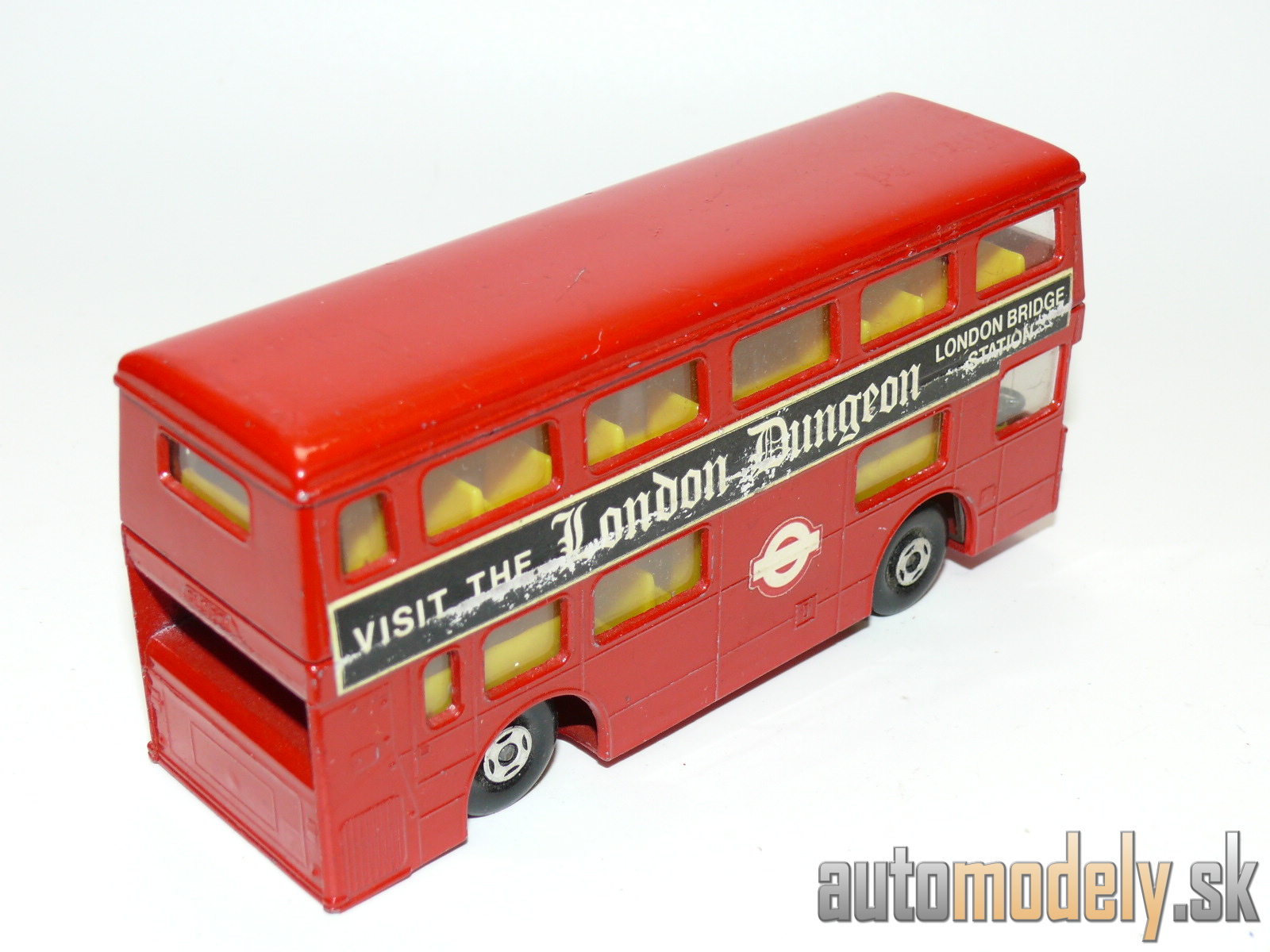 Matchbox Super Kings K-15 - Bus "London Dungeon"