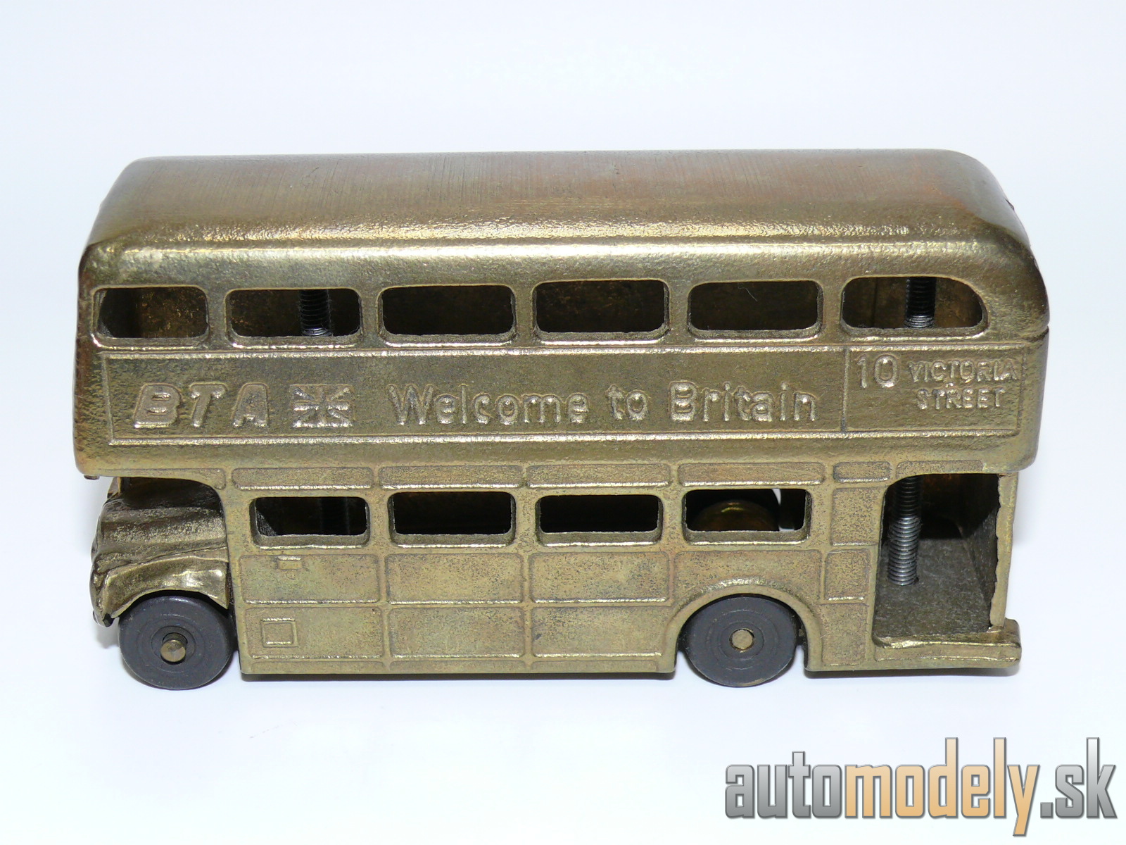 Medený autobus BTA Welcome to Britain 10 Victoria Street