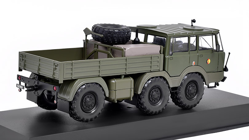 IXO - TATRA 813 6X6 NVA vojenská zelená - 1:43
