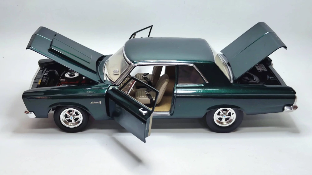 Highway 61 Collectibles - 1965 Plymouth Belvedere - 1:18