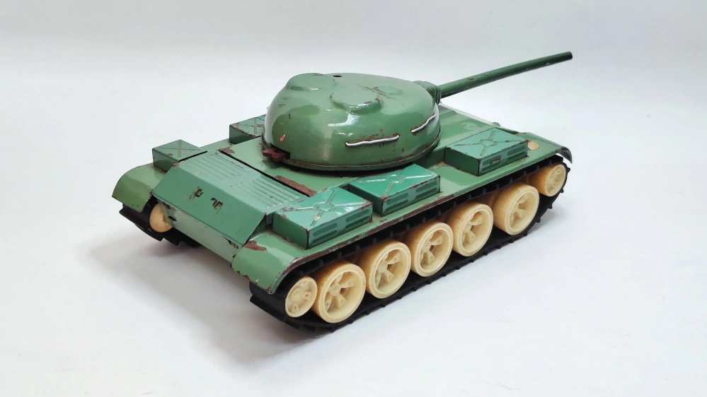 Ites starý plechový tank