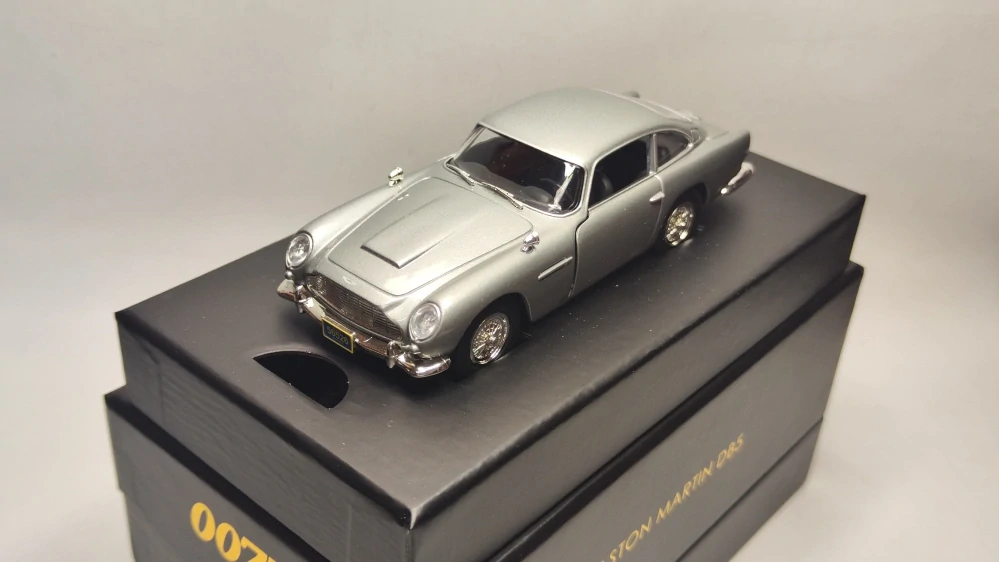 Corgi - Aston Martin DB5, silver, James Bond 007, Casino Royale - 1:36