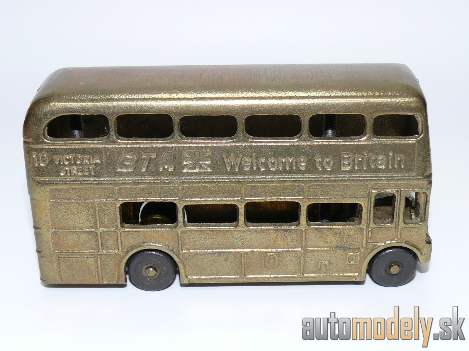 Medený autobus BTA Welcome to Britain 10 Victoria Street