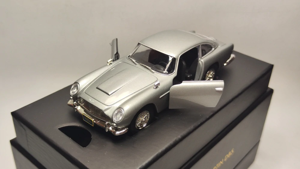 Corgi - Aston Martin DB5, silver, James Bond 007, Casino Royale - 1:36