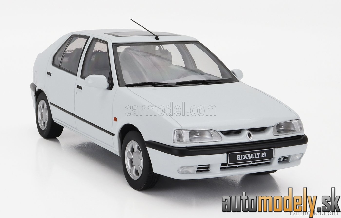 Triple9 - RENAULT R19 1994 WHITE - 1:18