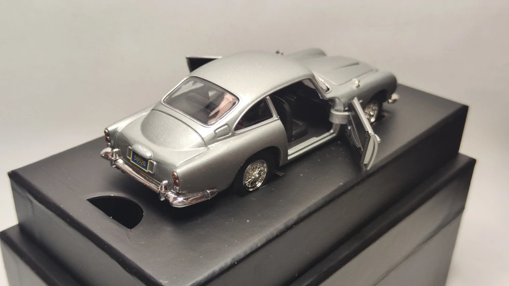 Corgi - Aston Martin DB5, silver, James Bond 007, Casino Royale - 1:36