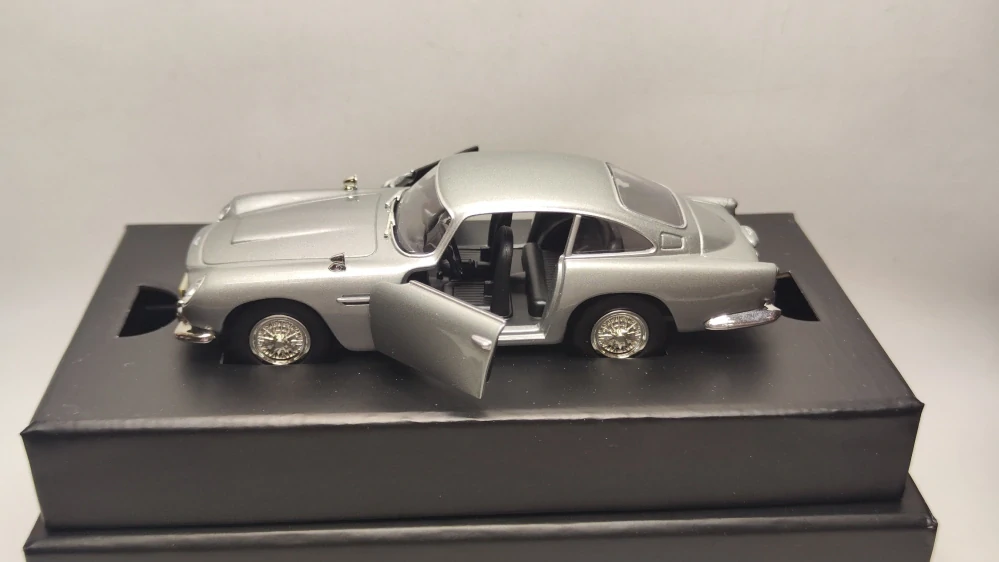 Corgi - Aston Martin DB5, silver, James Bond 007, Casino Royale - 1:36