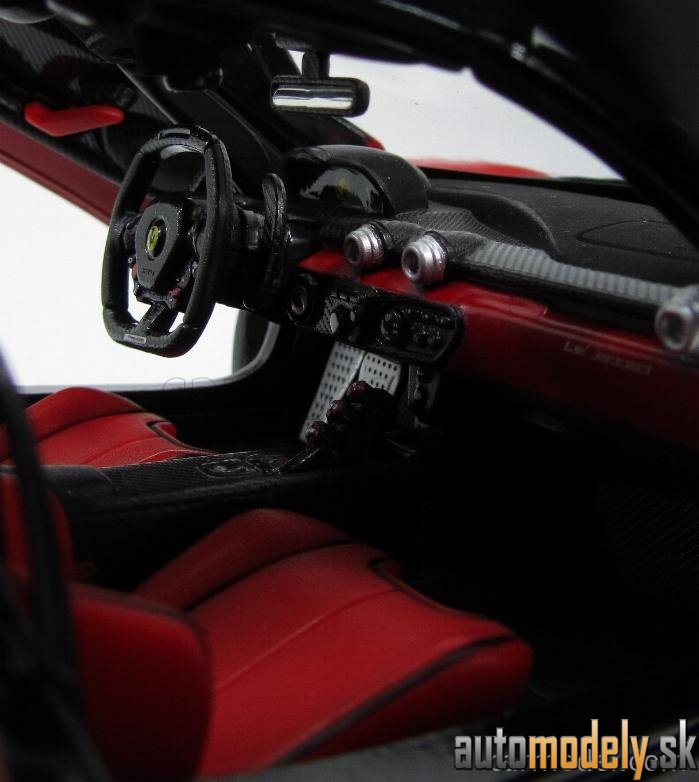 Bburago - FERRARI - LAFERRARI 2013 - RED BLACK - 1:18